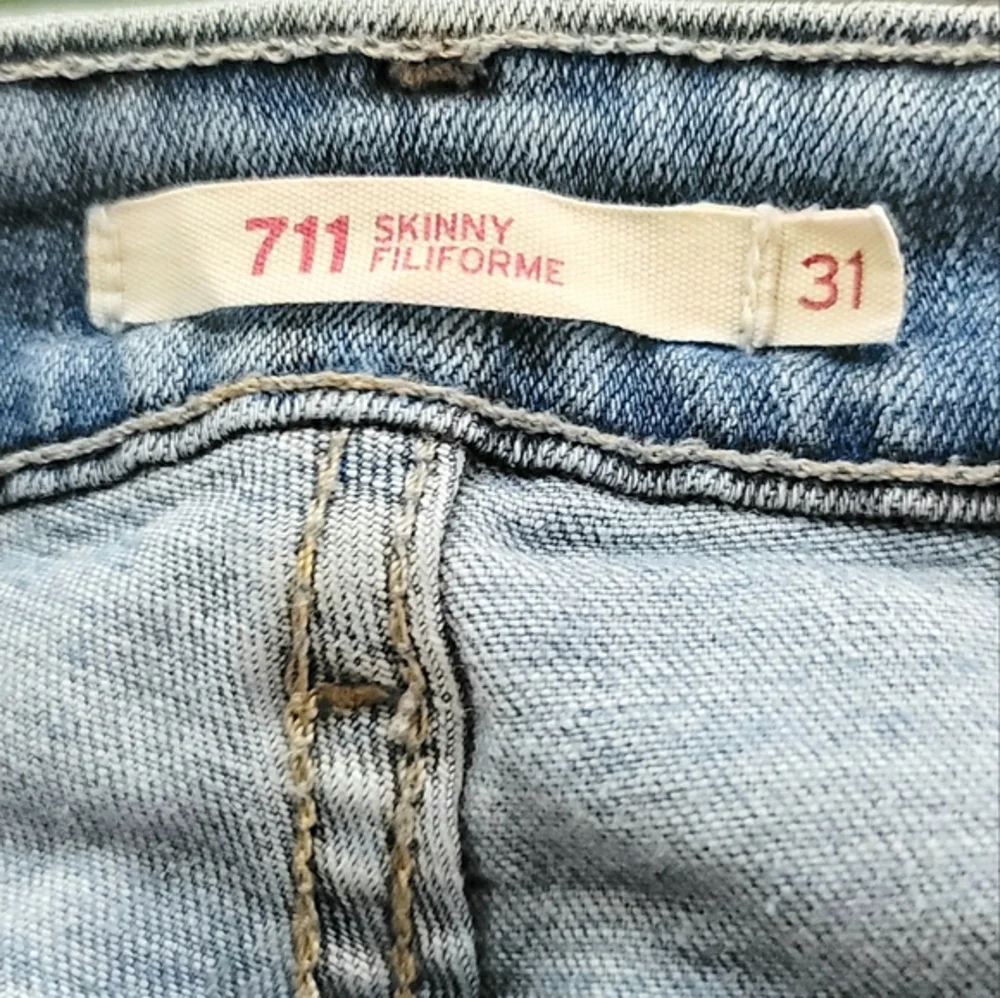 Levi's 711 Skinny Women's Ripped Denim Jeans Size 31 - Picture 3 of 14